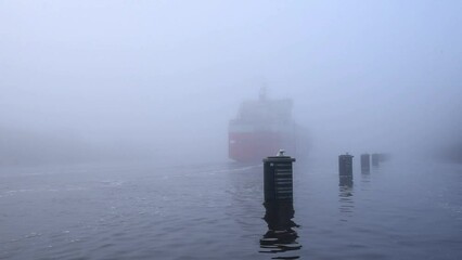 Autotransport Schiff fährt bei Nebel durch den Nord-Ostsee-Kanal 