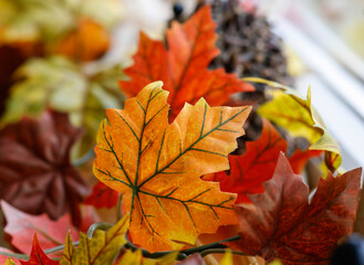 Kunstblumen dekorieren einen Flur im Altenheim
