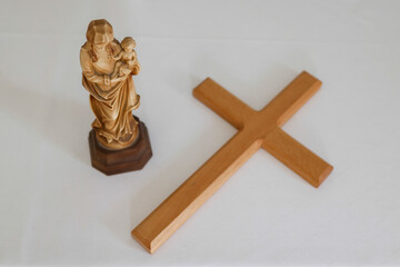 Kruzifix und die Heilige Maria Gottes im Gebetsraum