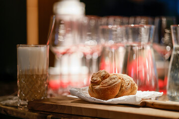 Frisches Brot und leere Weingläser wurden vorbereitet, für eine Show- und Kochveranstaltung.