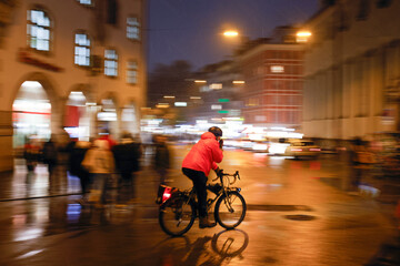 Fahrradfahrer fahren bei Nacht durch die Innenstadt Muenchen