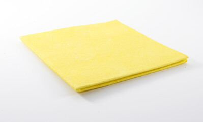 Bayeta amarilla sobre fondo blanco. Yellow cloth on white background.