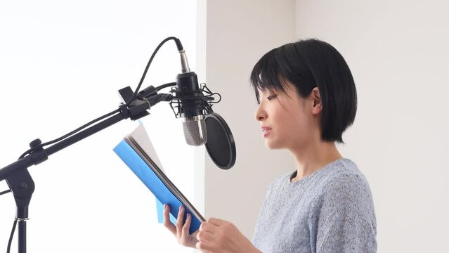 アフレコをする声優の女性