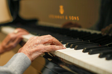 Hände älterer Menschen am Klavier, im Pflegeheim oder im Altenheim