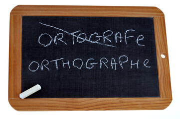 Fototapeta premium Concept de faute d'orthographe avec une ardoise d'école et une craie