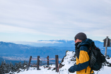 Fototapeta na wymiar 北八ヶ岳に登る男性