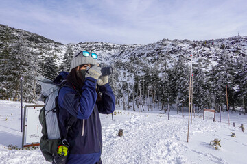 Fototapeta na wymiar 雪山に登る女性
