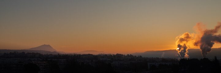 Obraz premium the Sainte Victoire mountain in the light of a winter morning