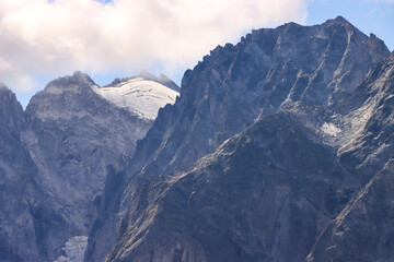 Majestätische Gipfel der Bernina-Alpen im Fokus; Sciora Dadent (3275m) und Cima della Bondasca (3283m), Blick von Nordosten