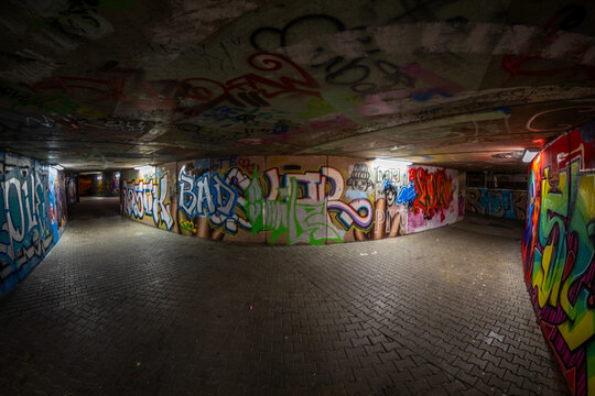 Unterf&uuml;hrung mit Graffitis