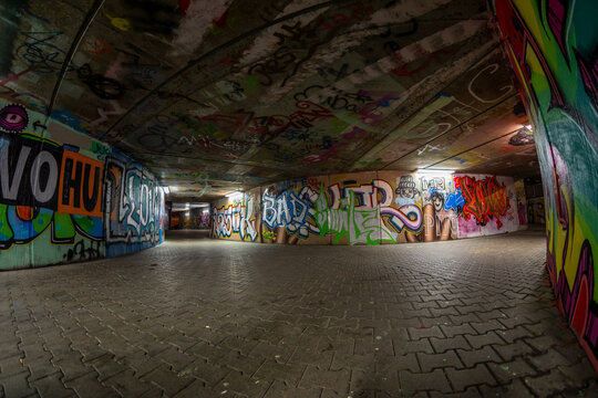 Unterf&uuml;hrung mit Graffitis