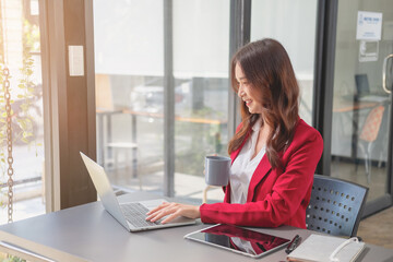 Obraz premium Marketing, Financial, Accounting, Planning, Team of business women analyze company results and profits with graph statistics. Use a laptop computer and a calculator to calculate the company's balance.