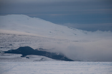 Fototapeta na wymiar atardecer en glaciar de islandia