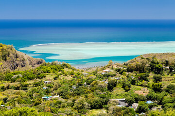 Panorama depuis un point haut, d'un lagon turquoise et d'une passe sur une île tropicale. Les bleus des mers du sud, Rodrigues - obrazy, fototapety, plakaty