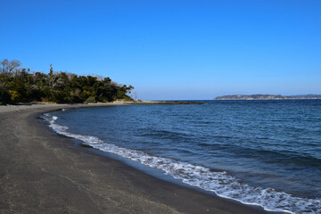 沖ノ島の波打ち際の砂浜とどこまでも青い空