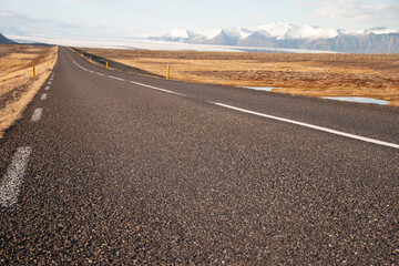 Fototapeta na wymiar carretera solitaria en islandia, norte de europa