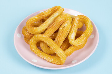 Churros en gros plan, dans une assiette