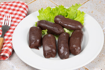 plusieurs boudins noirs dans une assiette