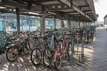 Fototapeta na wymiar fahrradunterstand mit vielen fahrrädern