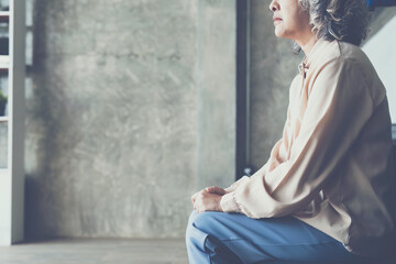 Obraz premium Senior woman feeling blue worried about health problems