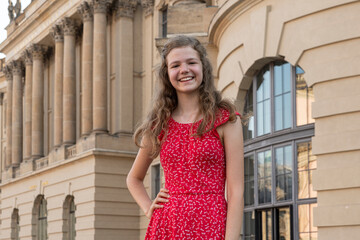 Teenager im Sommerkleid