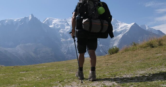 Senderista contemplando el macizo del Mont Blanc