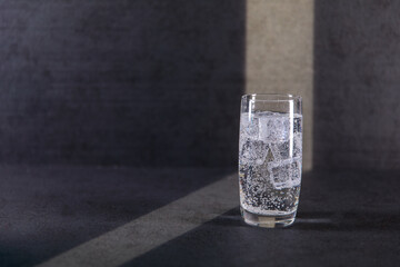 Mineralwasser im Glas mit Eiswürfel eiskalt