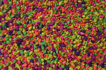 piedras de diferentes colores para hacer manualidades o decorar jardines, 