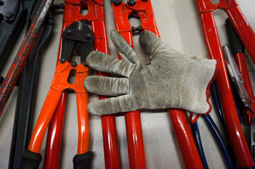 Outil atelier bricolage avec gants