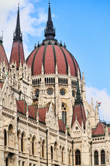 Obraz premium Hungarian Parliament Building in the evening at the Danube river in Budapest, Hungary
