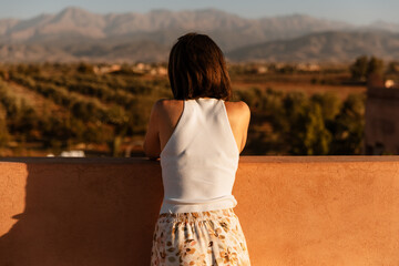 Contempler la vue au coucher du soleil