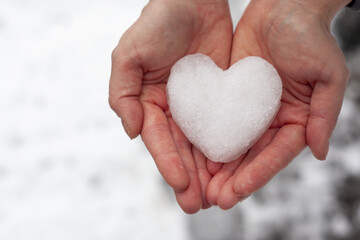 Serce na dłoniach ulepione ze śniegu - obrazy, fototapety, plakaty
