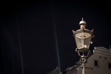 Fototapeta na wymiar historiche straßenbeleuchtung bei nacht