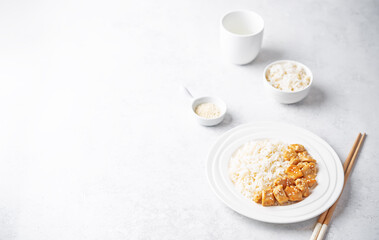 Obraz na płótnie Canvas Orange teriyaki chicken with rice in a plate