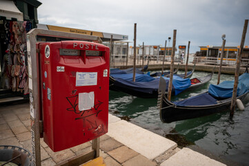 Fototapeta na wymiar Briefkasten in Venedig
