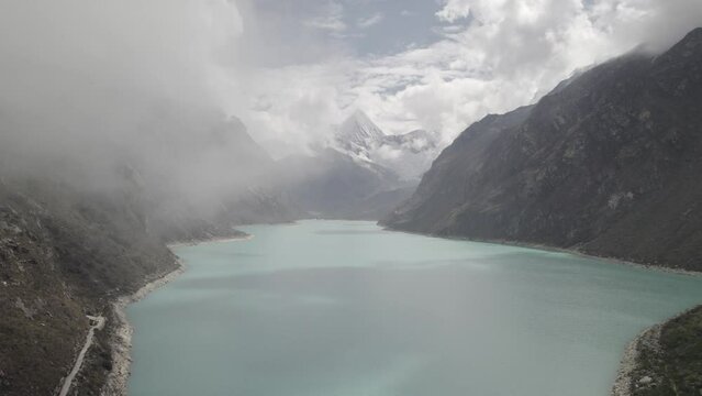 volando sobre lago Par&oacute;n Per&uacute;, monta&ntilde;as con nieve