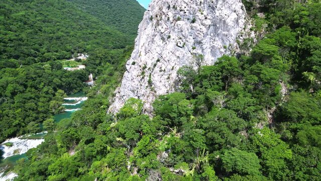 The Micos waterfalls are a set of waterfalls, staggered one after the other in the middle of the majestic Micos canyon. The fascinating turquoise color of the water and the multiple activities that yo