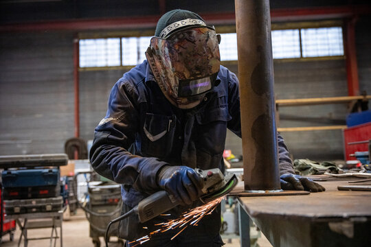 m&eacute;tallier homme soudure &eacute;tincelle spark welder welding soudeur travailleur industrie