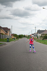 Obraz premium White girl roller skating in the suburbs