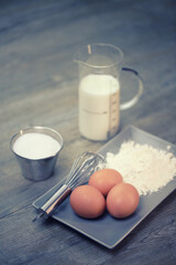  préparation crêpes, ingrédients et ustensiles de cuisine	
