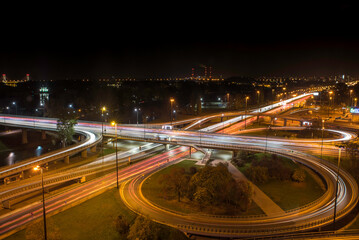 Fototapeta na wymiar Trasa Łazienkowska widziana z góry wieczorem. Widok na Wisłę most i elektrownie Siekierki