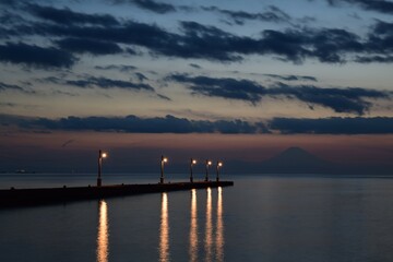 夕暮れ時の原岡桟橋と奥に望む富士山