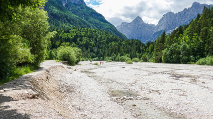 Fototapeta ausgetrocknetes Prisank Pisnica-Flussbett, im Triglav Nationalpark in Slowenien obraz