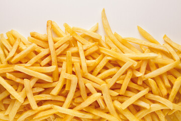 batatas fritas em fundo branco 