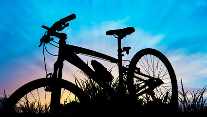 Fototapeta na wymiar silueta de una bicicleta de montaña en el campo