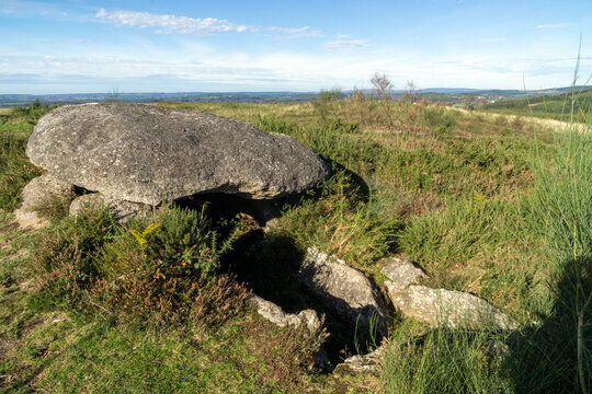 Dolmen Forno dos Mouros. Uno de los m&aacute;s hermosos y mejor conservados de Galicia. Toques, Galicia, Espa&ntilde;a.