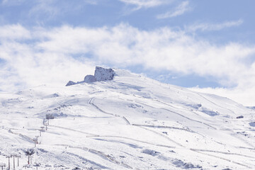 Pico veleta y estaci&oacute;n de esqu&iacute; de Sierra Nevada