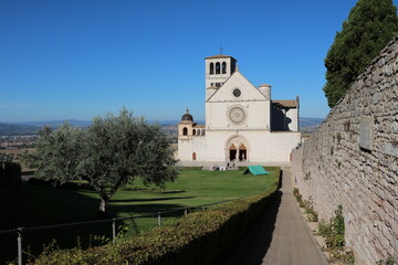 Fototapeta premium Green square in front of Basilica San Francesco in Assisi, Umbria Italy
