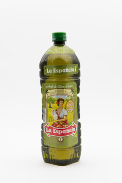 Jerez de la Frontera, Andaluc&iacute;a, Espa&ntilde;a, 24 de enero de 2023. Aceite de oliva virgen extra La Espa&ntilde;ola 1 litro, sobre fondo blanco.
