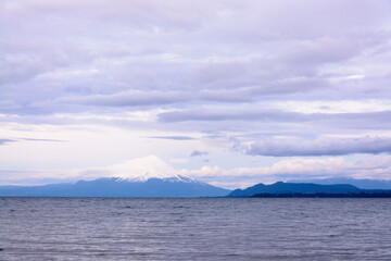 Volcán Osorno en tonos fríos y azulados sobre el lago Llanquihue en Puerto Varas